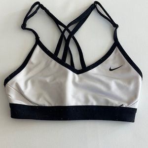 NIKE BLACK AND WHITE SPORTS BRA!!